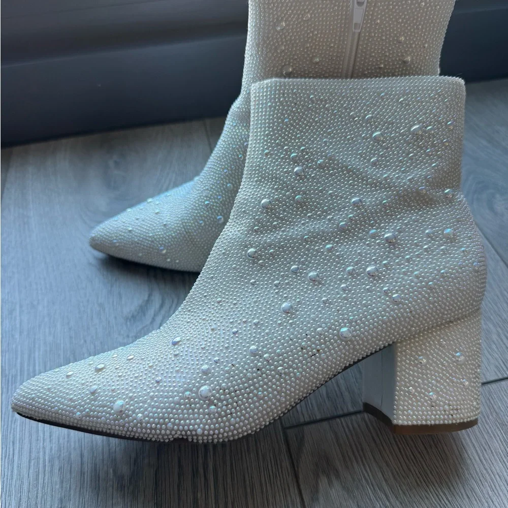 Betsey Johnson White Kyla Bootie - Picture 7 of 7